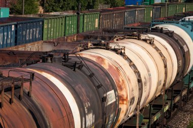 Letonya 'daki endüstriyel tren istasyonu