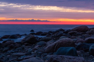Sahilde güzel bir gün batımı.