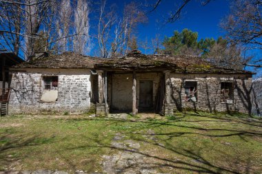 Güneşli bir günde dağlarda tuğla bina 