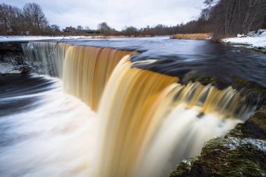 Kış mevsiminde güzel şelale
