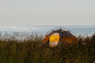 Deniz kıyısındaki turist çadırı