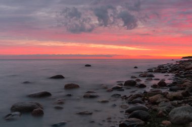 Sahilde güzel gün batımı.