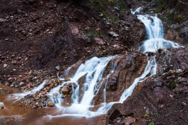 Dağlardaki güzel şelale deresi
