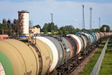 Letonya 'daki endüstriyel tren istasyonu