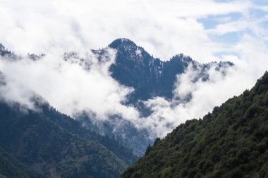 İlkbaharda Yunanistan dağları, Epirus, Tzoumerka, Karpenissi
