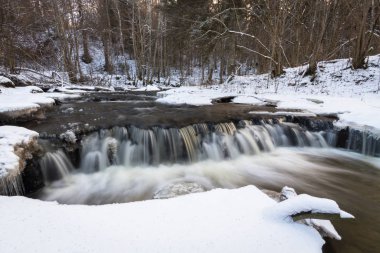 Kar ve buzla kaplı nehir