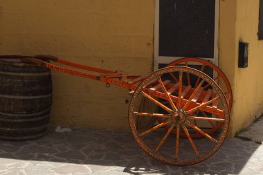 Güneşli şehirde eski bir yük vagonu