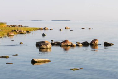 Güneşli bir günde taştan deniz kıyısında