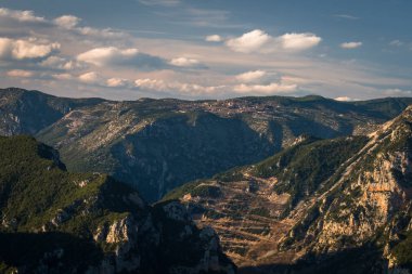 Dağ manzarasının havadan görünüşü
