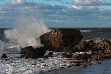 Baltık deniz kıyılarında dalgalar