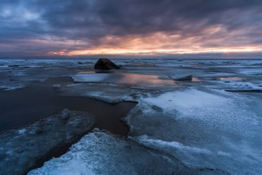 Kış mevsiminde donmuş deniz