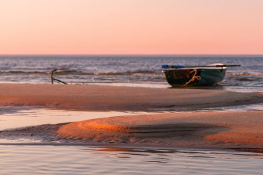Kumlu sahil gündüz vakti