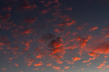 Gün batımında gökyüzünde turuncu bulutlar