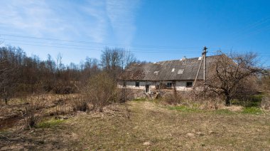 Gündüz terk edilmiş eski bina