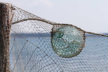 Deniz kıyısında balık ağı