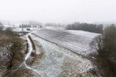 Kış parkında yol.