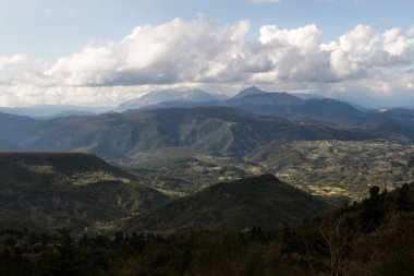 Renkli vahşi dağ manzarası