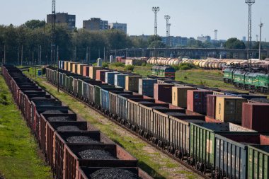 Letonya 'daki endüstriyel tren istasyonu