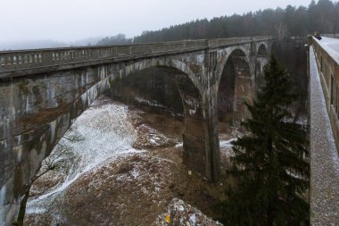 Eski köprünün dağlarda.