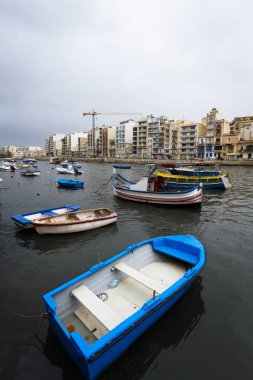Malta adasında tekneleri olan liman