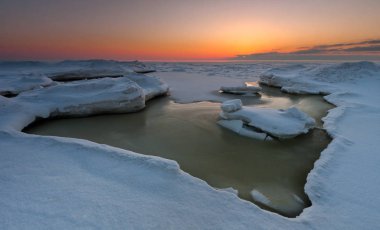 günbatımı donmuş göl üzerinde 