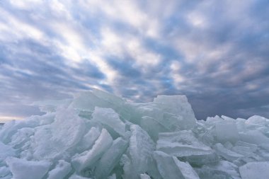 günbatımı donmuş göl üzerinde 