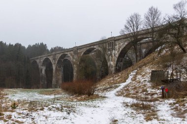 Köprü kışın nehirde