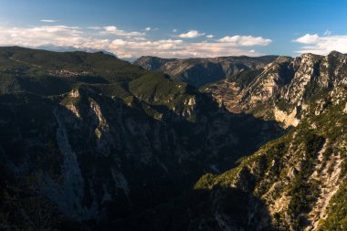 Dağ manzarasının havadan görünüşü