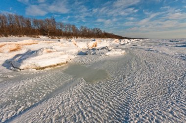 Kış doğasında donmuş su.  