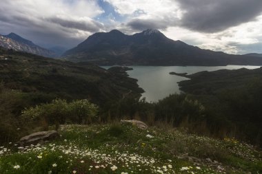 İlkbaharda Yunanistan dağları, Epirus, Tzoumerka, Karpenissi