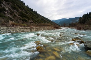 Tzoumerka Ulusal Parkı 'ndaki dağlarda nehirler, Yunanistan