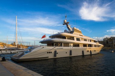 Malta limanında büyük bir yat.