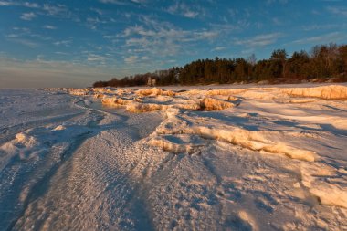 Kış doğasında donmuş su.  