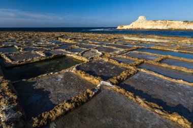 Malta 'da deniz kıyısında eski bir bina.