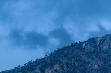 dağ ve gökyüzü güzel görünümü