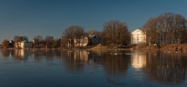Gündüz vakti nehir kıyısındaki evler