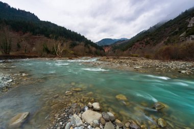 Bulutlu bir günde dağ nehri