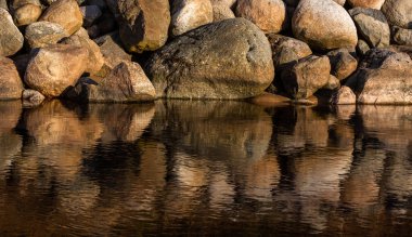 Büyük taşlı deniz kıyısı