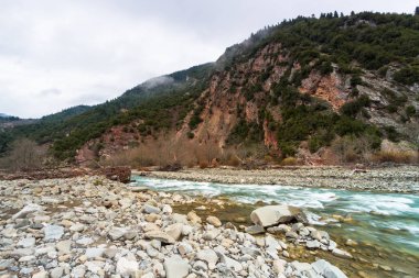 Tzoumerka Ulusal Parkı 'ndaki dağlarda nehirler, Yunanistan