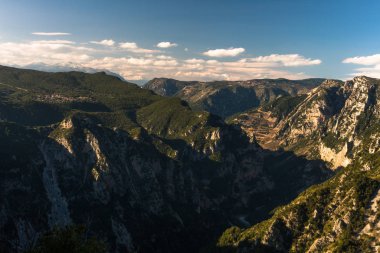 Dağ manzarasının havadan görünüşü