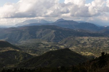 İlkbaharda Yunanistan dağları, Epirus, Tzoumerka, Karpenissi