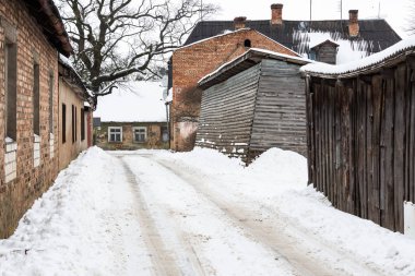 Eski Avrupa şehrinde karlı bir cadde