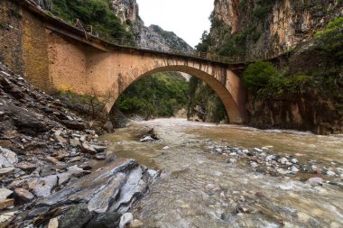 Gün içinde dağ nehri üzerinde köprü