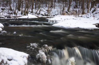 Kar ve buzla kaplı nehir