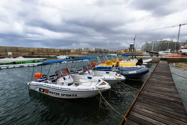 マルタ島にボートと港 — ストック写真