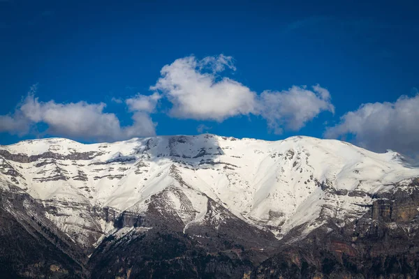 晴れた日の雪の山 — ストック写真