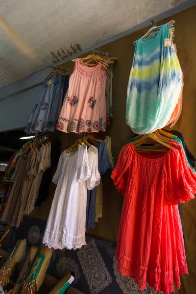 Bunte Kleidung Auf Dem Markt Auf Malta — Stockfoto