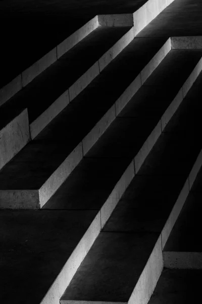 没有人的黑暗的大楼梯 — 图库照片
