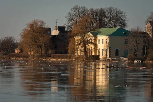 Дома Берегу Реки Днем — стоковое фото