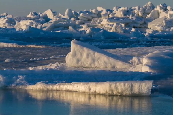 Zeekust Met Ijs Het Winterseizoen — Stockfoto